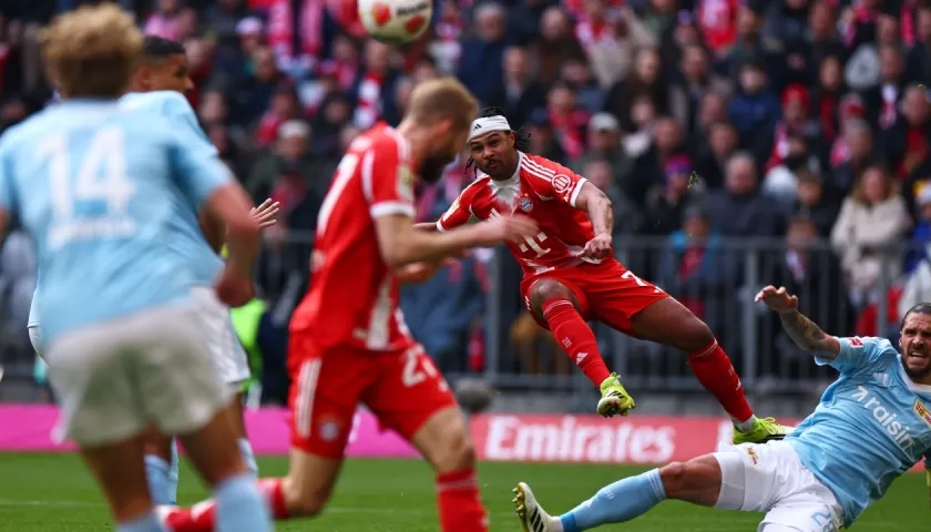 Serge Gnabry, autor de un doblete, remata al pórtico del Union Berlín.