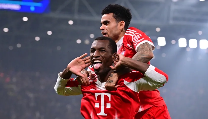 Luis Díaz festeja el cuarto gol del Bayern marcado por Nicolas Jackson.