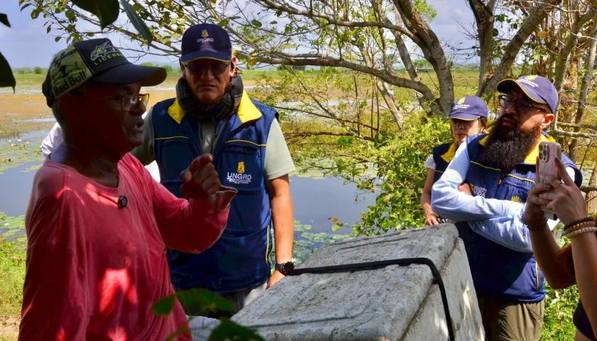 Carlos Carrillo, director de la Ungrd, durante la inspección de jarillones en Córdoba.