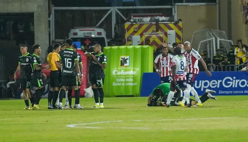 Jermein Peña junto a Yimmi Chará, segundos antes de su expulsión. 