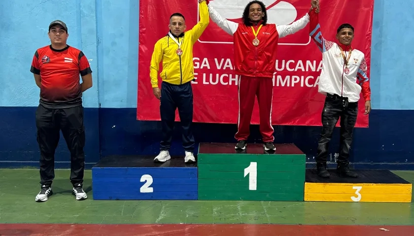 El atlanticense José Castañeda, en el podio tras ganar la medalla de oro.