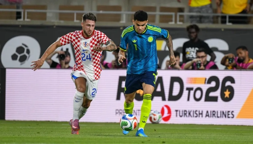 Luis Díaz avanza con la marca del croata Marco Pasalic.