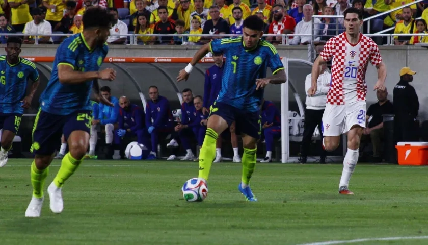 Luis Díaz en un avance hacia la portería de Croacia. 