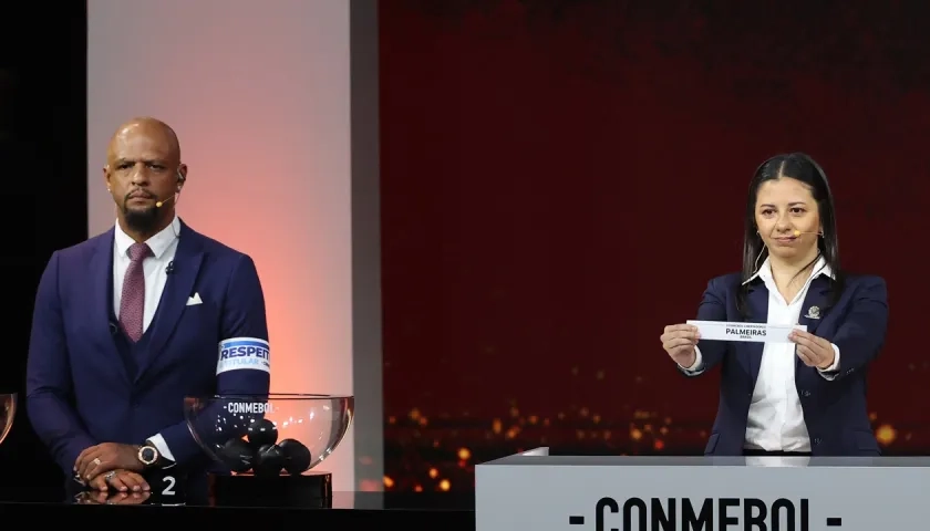 Luciana Antunes, gerenta de competiciones de la Conmebol, muestra el nombre de Palmeiras, uno de los rivales del Junior.