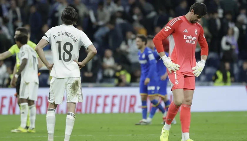 La decepción de Thibaut Courtois y Álvaro Carreras tras la derrota ante el Getafe. 