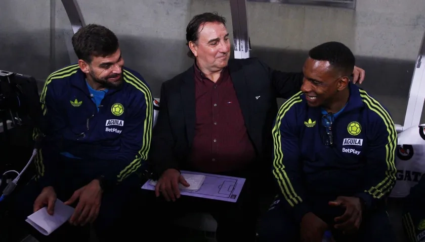 Néstor Lorenzo bromea con su asistente Luis Amaranto Perea. 