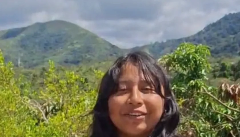 Atizarney Zapata, niña tejedora de la comunidad Arhuaca.