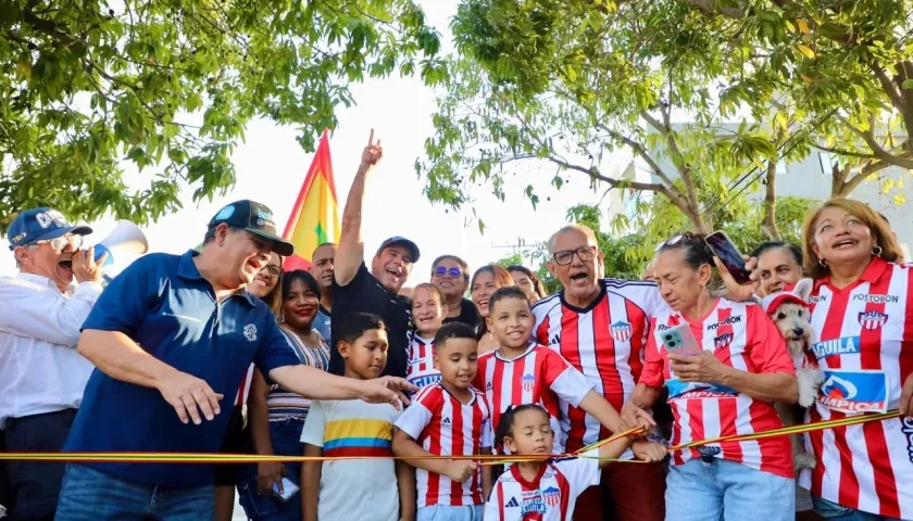 El alcalde de Barranquilla, Alejandro Char, con habitantes del barrio Las Palmas. 