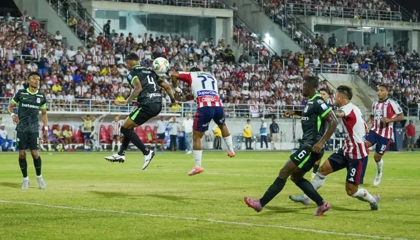 Cristian Barrios salta a disputar la pelota con César Haydar.