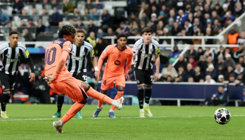 Lamine Yamal cobra el penalti que le dio el empate al Barcelona. 