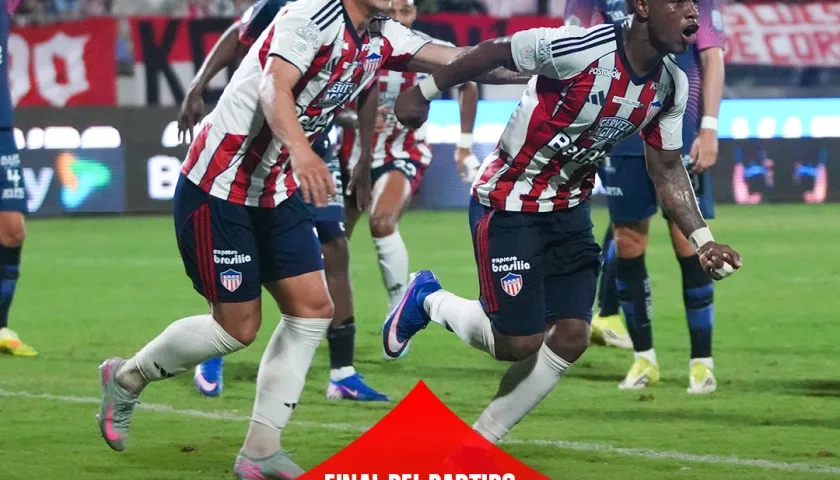 Jean Pestaña, autor del gol del triunfo de Junior, celebra con Guillermo Paiva. 