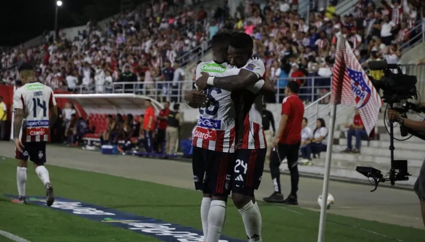 Jean Pestaña se confunde en un abrazo con Yeison Suárez, tras marcar el gol del triunfo de Junior sobre Fortaleza.