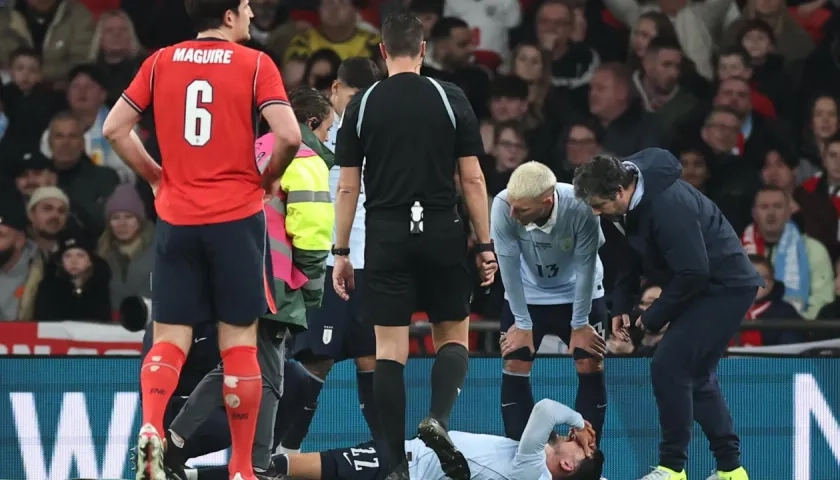 Joaquín Piquerez tendido en la grama tras sufrir la grave lesión contra Inglaterra.