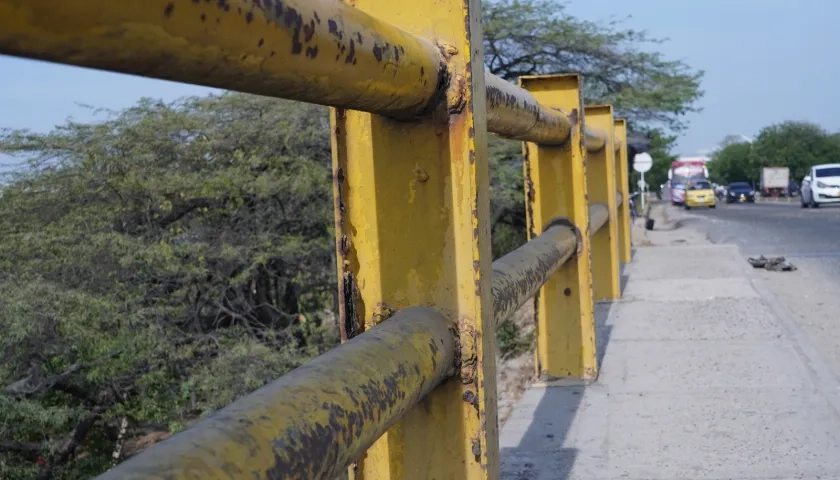 Las barandas del puente están en mal estado.