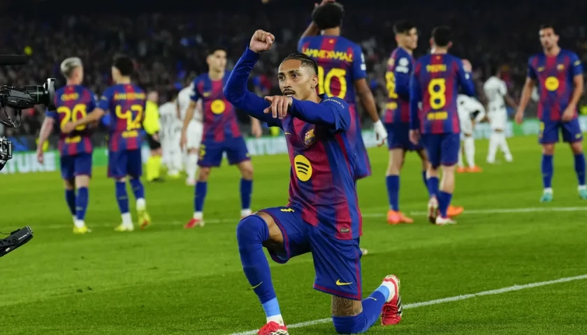 El brasileño Raphinha contribuyó con dos goles al triunfo del Barcelona.