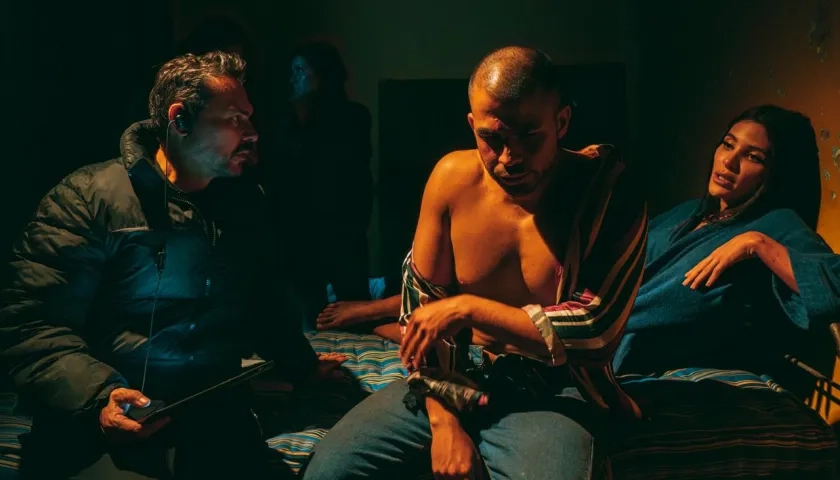 Lucho Velasco con los actores Juan Palau y Mara Cifuentes.