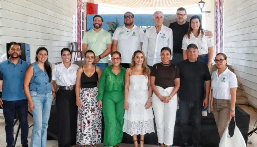 Gobernador Eduardo Verano junto a varios de sus funcionarios; alcalde de Puerto, Plinio Cedeño; propietarios de restaurantes en Muelle 1888.