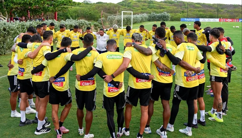 Grupo de jugadores de Junior durante el último entrenamiento previo al partido contra Internacional.