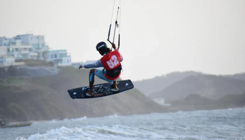El viento de Salinas del Rey es considerado ideal para la práctica del kitesurf y el wing foil.