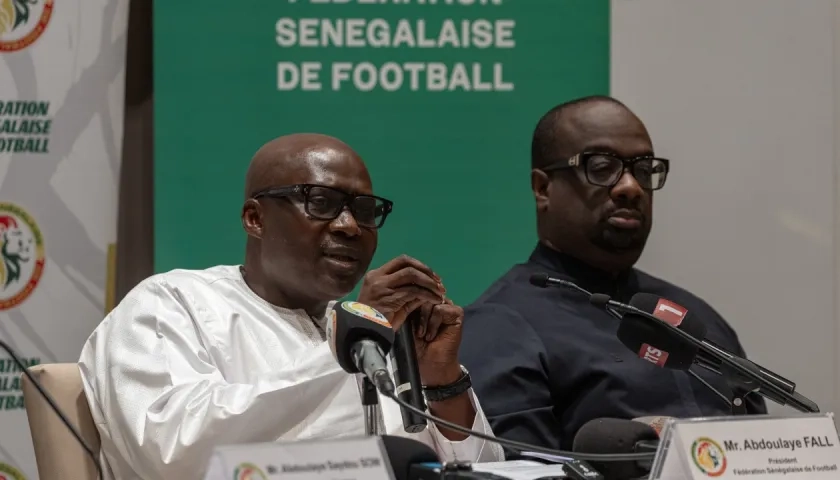 Abdoulaye Fall, presidente de la Federación Senegalesa de Fútbol, junto al vicepresidente, Babacar Ndiaye.