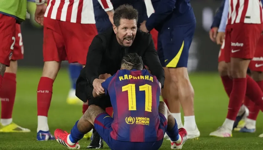 Diego Simeone, entrenador del Atlético de Madrid, consuela al brasileño Raphinha.