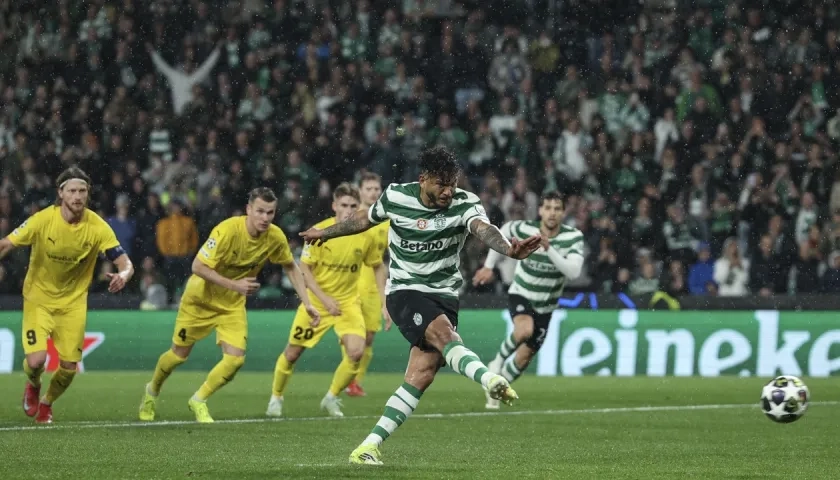 Luis Suárez cobra la éna máxima que significó el tercer gol del Sporting de Lisboa.