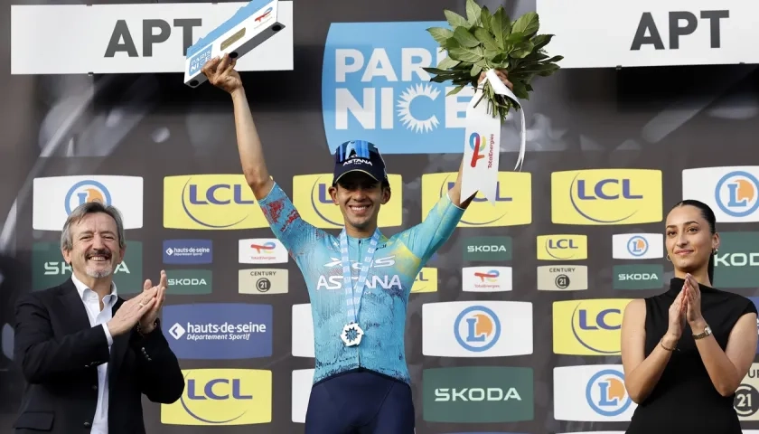 Harold Tejada en el podio tras ganar la sexta etapa de la París-Niza.