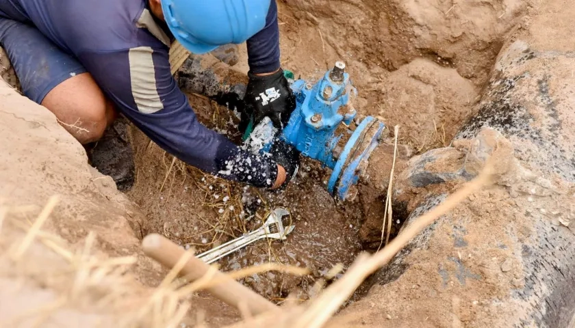 Operario de Triple A durante la revisión de conexiones de agua. 