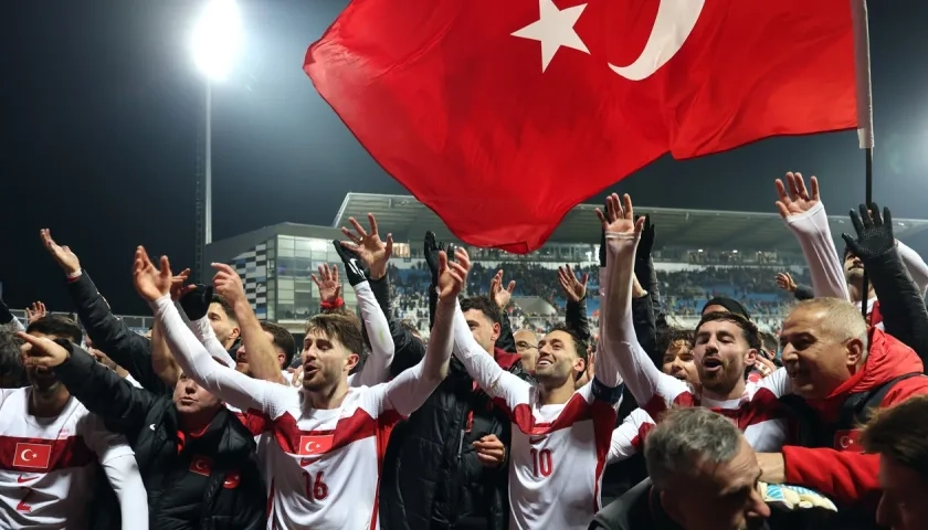 Jugadores de Turquía celebrando su paso al Mundial. 