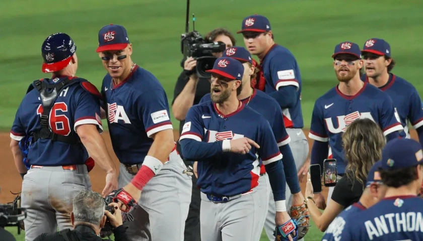 Los peloteros de Estados Unidos celebran tras eliminar a República Dominicana.