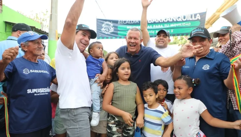 Alcalde Char durante la puesta en servicio de las vías pavimentadas.