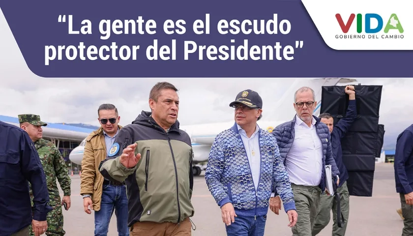 El general (r) Humberto​ Guatibonza, a la izquierda del Presidente Gustavo Petro