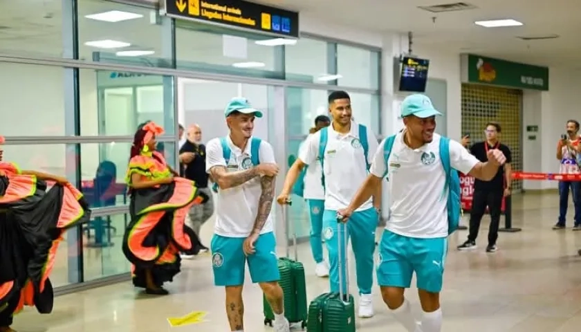 Delegación del Palmeiras a su arribo al aeropuerto Rafael Núñez de Cartagena.