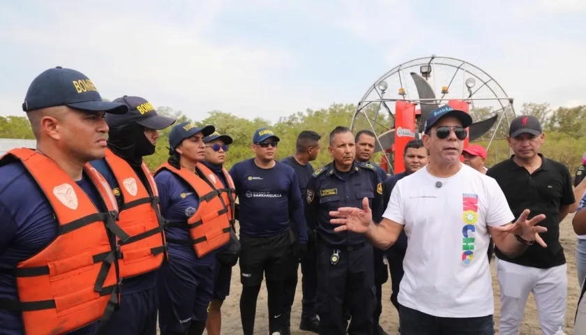 El alcalde Alejandro Char y el Cuerpo de Bomberos.