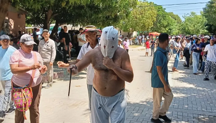 Los flagelantes ya empiezan a cumplir su manda. 