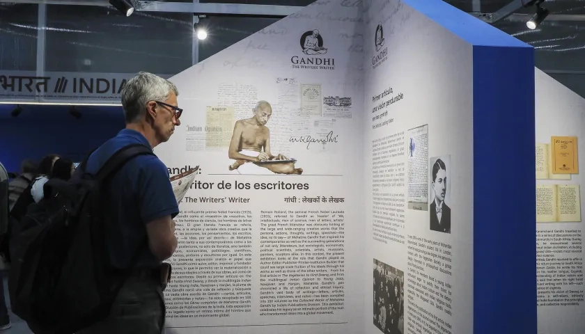 Una persona observa una exposición en el pabellón de la India.