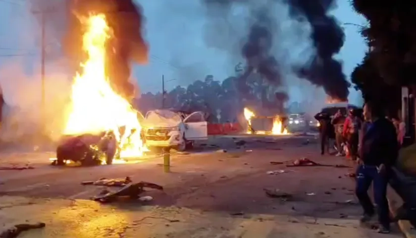 Los vehículos incendiados tras ser colisionados por la tractomula. 