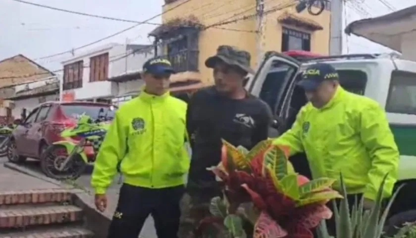 Alexander Díaz Alvarado tras ser capturado por la Policía. 
