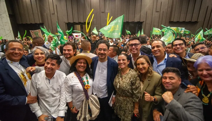 Iván Cepeda y Aída Quilcué junto a políticos y congresistas de Alianza Verde y el Pacto Histórico.