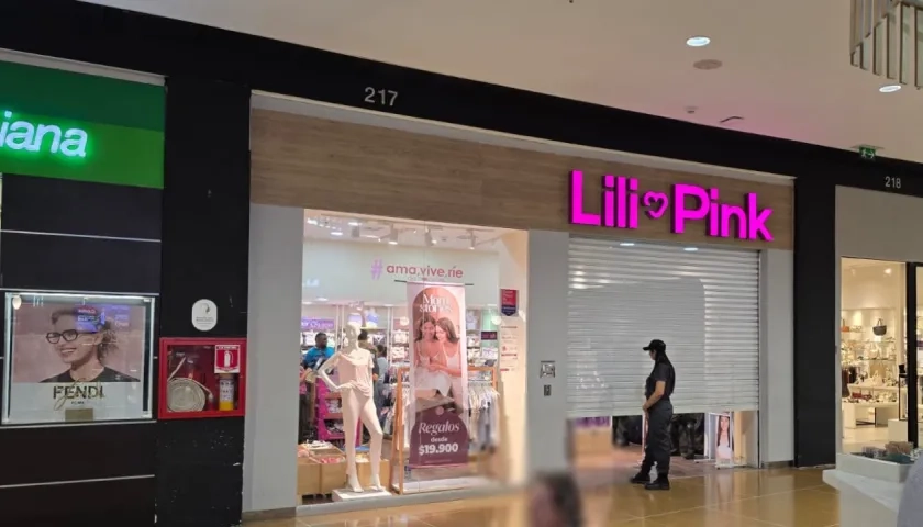 Funcionarios del CTI en instalaciones de una tienda de Lili Pink en el norte de Barranquilla. 