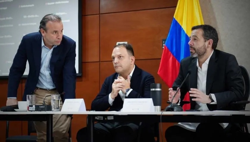 Andrés Santamaría, director ejecutivo de Asocapitales, con los alcaldes de Cali y Bogotá