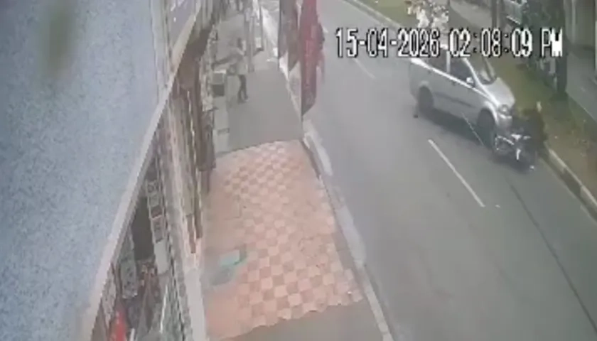 Momento en que los ladrones fueron embestidos por el conductor del vehículo. 