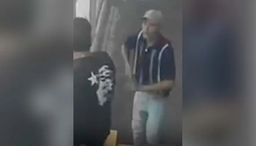 El antisocial quedó grabado en cámaras de seguridad. 