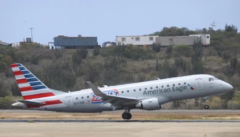Avión aterrizando en el Aeropuerto Internacional Simón Bolívar de Maiquetía.