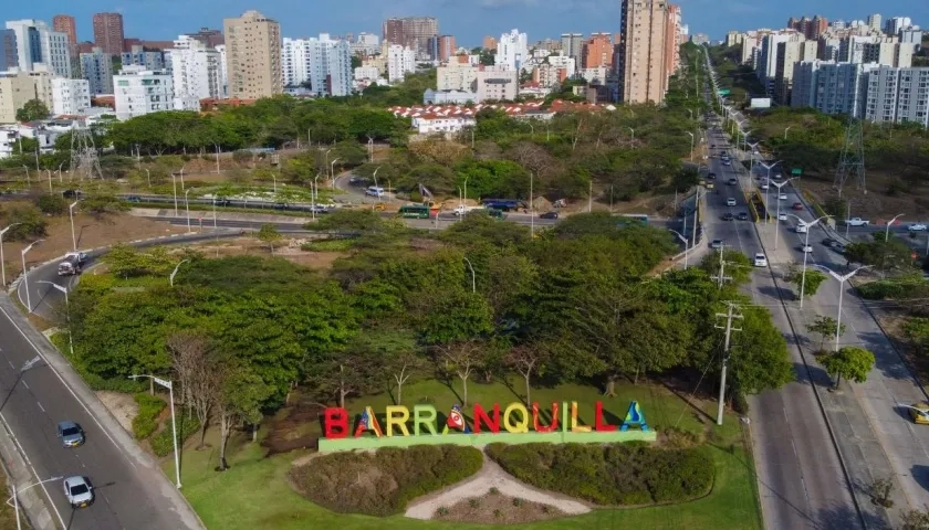 Aspecto de una de las entradas a Barranquilla y su representativo letrero de bienvenida.