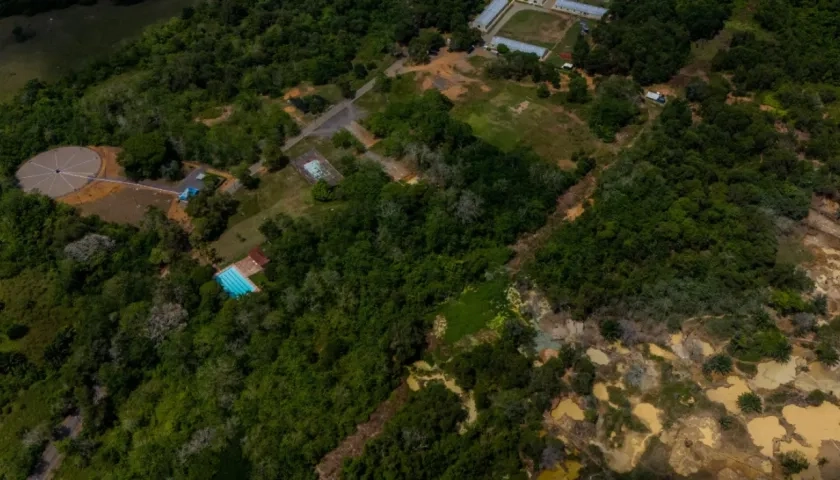 Imágenes del New York Times muestra la mina ilegal cerca de las edificaciones y de la piscina de la base militar. 