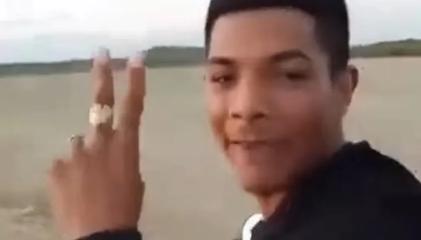 Alias 'Bendito Menor' paseando en moto por La Guajira. 