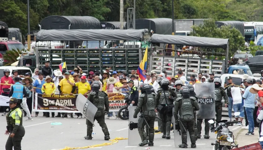 Imagen del bloqueo de la carretera que conduce al aeropuerto Internacional Palonegro.