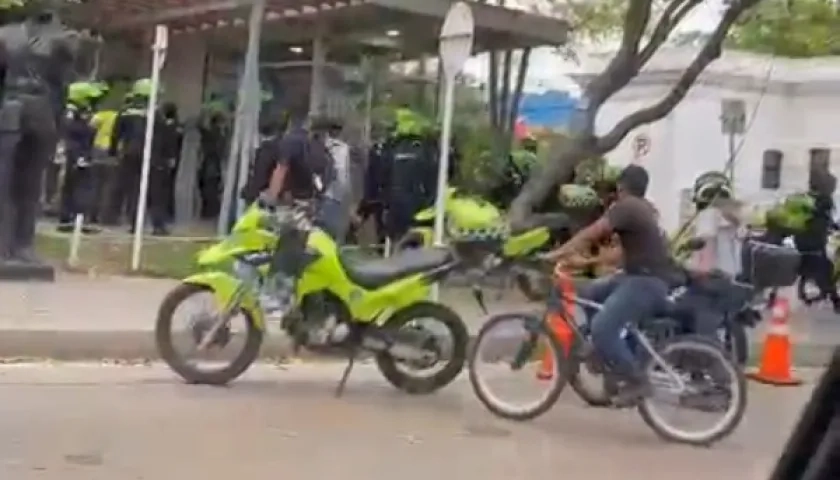 La uniformada reaccionó con su arma de dotación.