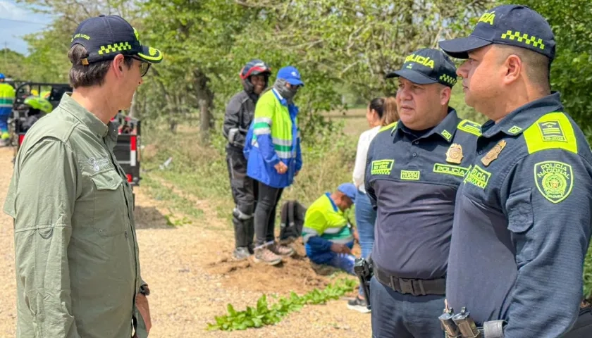 Autoridades en el operativo contra el robo del agua.
